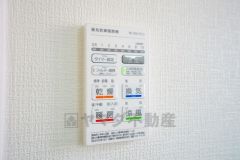 浴室暖房乾燥機付き。天候に左右されず、いつでも好きなときに洗濯物を干せるので、仕事や家事で忙しい方に重宝します。