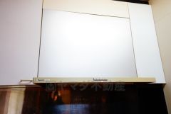 風量が弱・強と切替え可能なレンジフードが調理中の煙をしっかり吸い込みます。手元を照らすライト付きです。