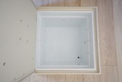 同仕様写真。キッチンに床下収納があります。長期保存ができるもの、調理器具、防災グッズを入れておくのもいいですね。