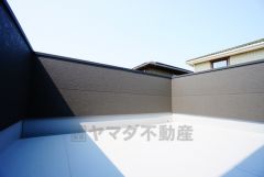 陽当たりの良いバルコニーです。お洗濯やお布団干しはもちろん、日光浴スペースにも。