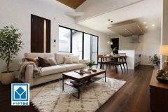 家具はイメージです。大きな窓のあるリビングは、陽光あふれる明るい空間です。居心地良く、ご家族皆がゆったり寛げる憩いの空間となりそうです。