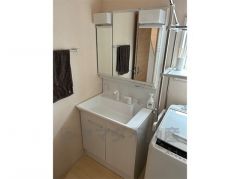 三面鏡つき洗面台。鏡裏にたっぷりとした収納スペースがあります。鏡を閉めてしまえば小物は見えないため、スッキリとした印象の洗面台にできます。