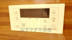 湯量・湯温の設定、そして保温までワンタッチのフルオートバス。便利な追い炊き機能付きです。