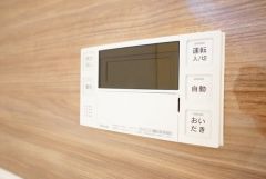 湯量・湯温の設定、そして保温までワンタッチのフルオートバス。便利な追い炊き機能付きです。
