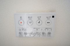 壁リモコンタイプのウォシュレット付き。すっきりした見た目で、トイレ奥の掃除もしやすいです。