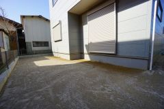 お子様と公園に行けない日も、のびのびお庭で遊べるのがうれしいですね。ガーデニングやお子様のプールなど大活躍です＾＾