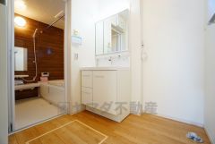 同仕様写真。三面鏡つき洗面台。鏡裏にたっぷりとした収納スペースがあります。鏡を閉めてしまえば小物は見えないため、スッキリとした印象の洗面台にできます。