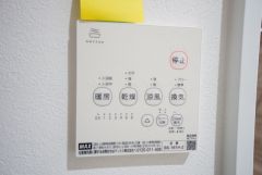 雨の日の洗濯も安心できる浴室暖房乾燥機付き浴室。リモコンで操作もボタン1つで簡単。