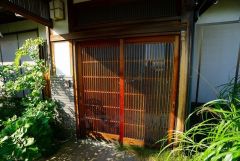 車いすやベビーカーの出入りがしやすい引き戸。玄関前に物を置いても邪魔にならないので、玄関まわりを有効活用出来ます。