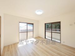 明るい洋室です。ナチュラル色のフローリングで開放的な優しい雰囲気になっています＾＾ベッドや机、ＴＶを置いてもゆとりのある広さです。