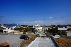 日差しが遮られないように隣家との間に距離を設けています。住宅地ですのでご近所様とコミュニケーション取りやすい距離感が良いですね。