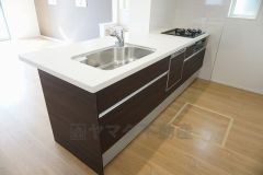 同仕様写真。リビングにいるお子様を見守りながらお料理ができる対面キッチン。カウンタートップの汚れもサッと拭き取ることができ、お掃除ラクラク＾＾