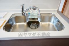 広々としたステンレスシンクには、洗剤やスポンジを収納出来るラック付き。広さも確保しているので、大きなお鍋も洗いやすいです。