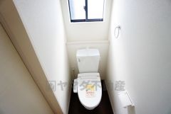 温水洗浄機付トイレです。節水機能もあるので、安心して使えますね。もちろん、1階2階の2ヶ所にトイレがあるので、忙しい朝にもゆとりができますね。