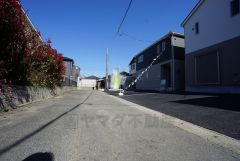 住人以外の車の進入も少なく、小さなお子様を持つご家庭にも安心です。 落ち着いた住宅地内で快適な生活を実現してみませんか。