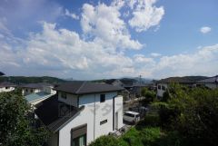 日差しが遮られないように隣家との間に距離を設けています。住宅地ですのでご近所様とコミュニケーション取りやすい距離感が良いですね。