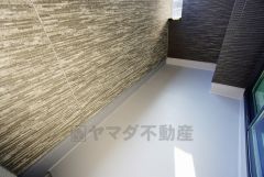幅広のインナーバルコニーは急な雨から洗濯物を守りやすく、眩しすぎる日差しも和らげます。