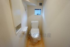 同仕様写真。温水洗浄機付トイレです。節水機能もあるので、安心して使えますね。2ヶ所にトイレがあるので、忙しい朝にもゆとりができますね。