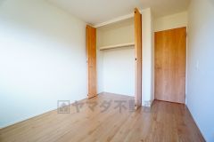 各部屋に収納が完備されているので、お荷物が増えても安心の設計です。