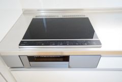 お手入れのしやすいIHクッキングヒーターです。3口コンロなので、効率よくお料理が楽しめます。毎日のお料理も楽しくなりますね＾＾