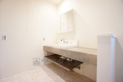 三面鏡つき洗面台。鏡裏にたっぷりとした収納スペースがあります。鏡を閉めてしまえば小物は見えないため、スッキリとした印象の洗面台にできます。