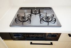 複数の調理を一度に行うことができる3口コンロ。効率よくお料理が出来ます。毎日のお料理も楽しくなりますね＾＾