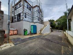 現地（2025年12月8日）撮影。 シンプルでいつまでも飽きのこないデザインが周囲の環境に調和し、どんなご家族にもフィットするデザインです。