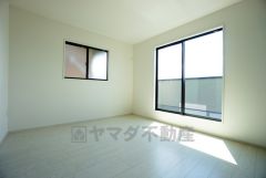 寛ぎの時間を紡ぎだす主寝室は、大型ベッドを置いても余裕の広さを確保しています。