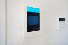 防犯はもちろん、セールスマン対策にもなるモニター付きインターホンです。お子さん1人での留守番時にも活躍しそうです。