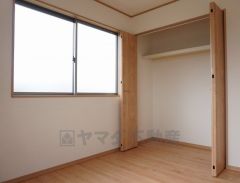 同仕様写真。暖かい日差しが差し込む洋室。たっぷり収納できるクローゼット付きでお部屋の中をすっきりと快適に保てます。