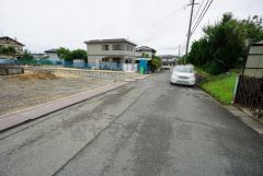 現地（2025年6月9日）撮影。大型車の通行が少なく、騒音や振動が少ないので静かで快適な生活を送れます。