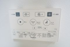 壁リモコンタイプのウォシュレット付き。