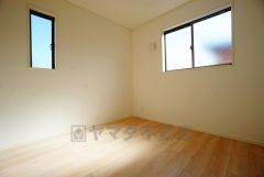 同仕様写真。2面採光を確保した明るい室内は、風通しも良く、大変居心地の良い空間となっておりま