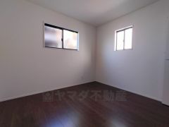 2面採光を確保した明るい室内は、風通しも良く、大変居心地の良い空間となっております。爽やかな風を感じて起きる朝は、快適生活の始まりに。