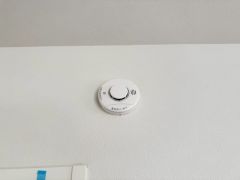 火災発生をいち早く知らせてくれる火災報知器は標準装備です。