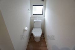 温水洗浄機付トイレです。節水機能もあるので、安心して使えますね。もちろん、1階2階の2ヶ所にトイレがあるので、忙しい朝にもゆとりができますね。