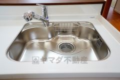 広々としたステンレスシンクには、洗剤やスポンジを収納出来るラック付き。広さも確保しているので、大きなお鍋も洗いやすいです。