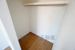 同仕様写真。収納力豊富なウォークインクローゼット。洋服や小物などを1箇所にまとめて美しい収納を実現します。スーツケースのような大型の荷物も置けます＾＾