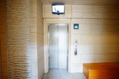 エレベーターホールには外部からの映像がチェックできる防犯カメラモニターが設置されています。防犯対策バッチリです。