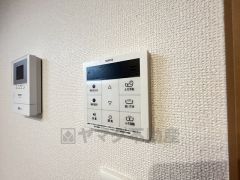 キッチン横からお湯張り、追い炊き、足し湯がボタン一つで楽々操作できる給湯機リモコンです＾＾忙しい夕飯の準備の時間帯に重宝しますね。