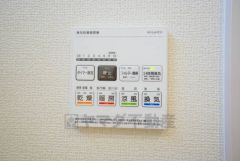 浴室暖房乾燥機付き。天候に左右されず、いつでも好きなときに洗濯物を干せるので、仕事や家事で忙しい方に重宝します。