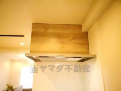 風量が弱・強と切替え可能なレンジフードが調理中の煙をしっかり吸い込みます。手元を照らすライト付きです。