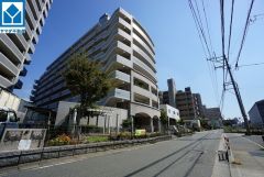 前面道路は広く、車同士がすれ違うスペースが十分にあります。落ち着いた住宅地内で快適な生活を実現してみませんか＾＾
