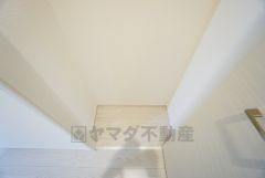 玄関ホールに収納スペースを確保。日用品や趣味の道具入れとして便利です。扉付きなので見た目もスッキリ＾＾