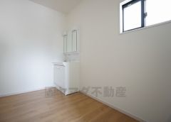 同仕様写真。三面鏡つき洗面台。収納も一体型になっているので、ドライヤーやヘアアイロンの置き場に困りません。