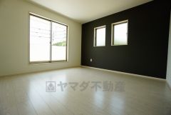 同仕様写真。寛ぎの時間を紡ぎだす主寝室は、大型ベッドを置いても余裕の広さを確保しています。