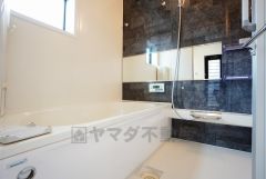 1日の疲れを癒すくつろぎのバスルーム。足を伸ばしてもゆったりと入れるサイズです。お子様と一緒にお風呂に入っても狭くないですね^^