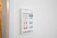 浴室暖房乾燥機付き。天候に左右されず、いつでも好きなときに洗濯物を干せるので、仕事や家事で忙しい方に重宝します。