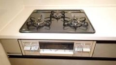 3種類の料理が同時に調理できる、3口ガスコンロ。忙しい夕食の支度時間が短縮できて嬉しいですね。