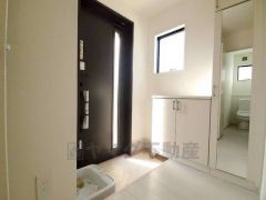 採光も考えられた明るい玄関です。棚の上にお花や写真を飾っても良いですね。